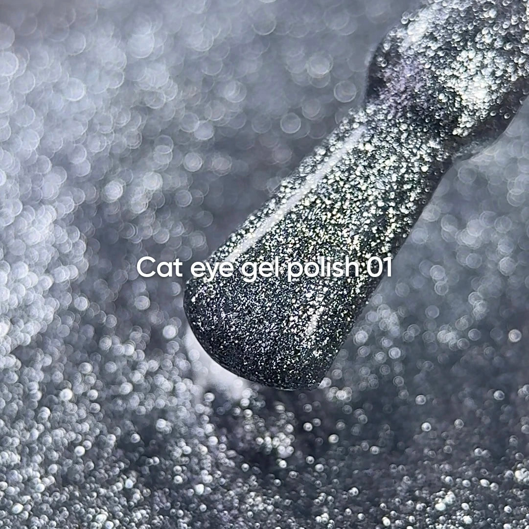 NAILSOFTHEDAY Gel Polish Cat Eye 01 — smalto semipermanente argento effetto occhio di gatto con micro particelle metalliche e un delicato effetto riflettente. Copertura completa in una sola passata. 6 ml.