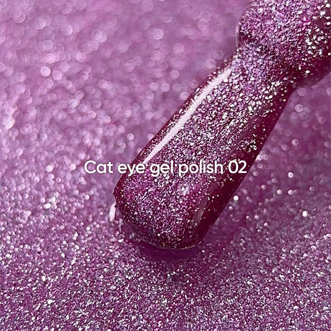 NAILSOFTHEDAY Gel Polish Cat Eye 02 — smalto semipermanente rosa effetto occhio di gatto con micro particelle metalliche e un delicato effetto riflettente. Copertura completa in una sola passata. 6 ml.