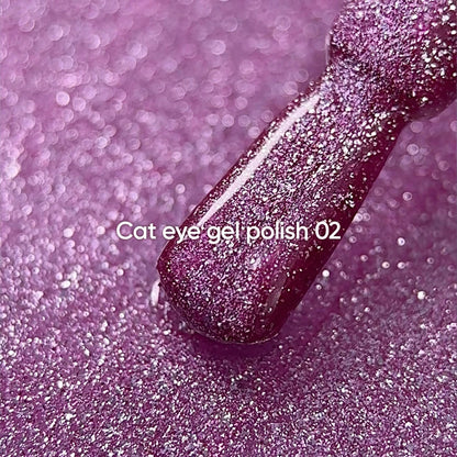NAILSOFTHEDAY Gel Polish Cat Eye 02 — smalto semipermanente rosa effetto occhio di gatto con micro particelle metalliche e un delicato effetto riflettente. Copertura completa in una sola passata. 6 ml.