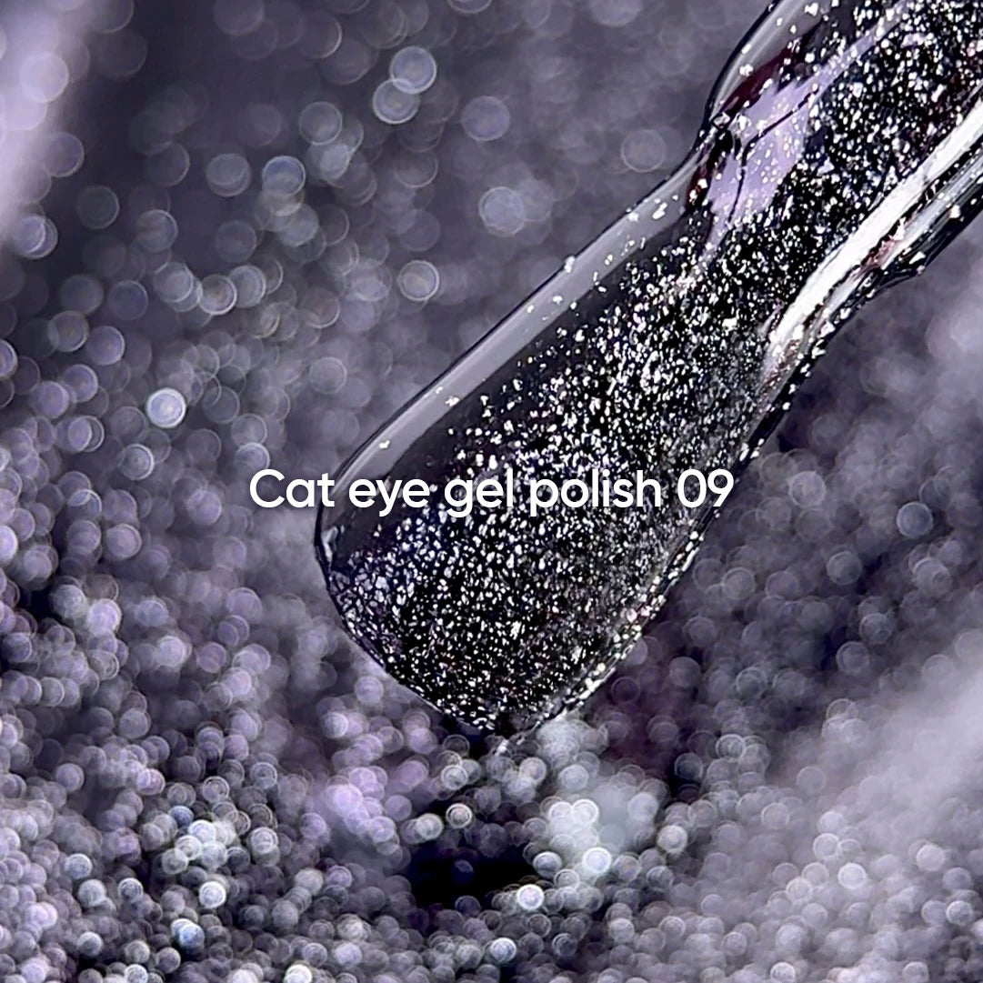 NAILSOFTHEDAY Gel Polish Cat Eye 09 — smalto semipermanente nero effetto occhio di gatto con micro particelle metalliche e un delicato effetto riflettente. Copertura completa in una sola passata. 6 ml.