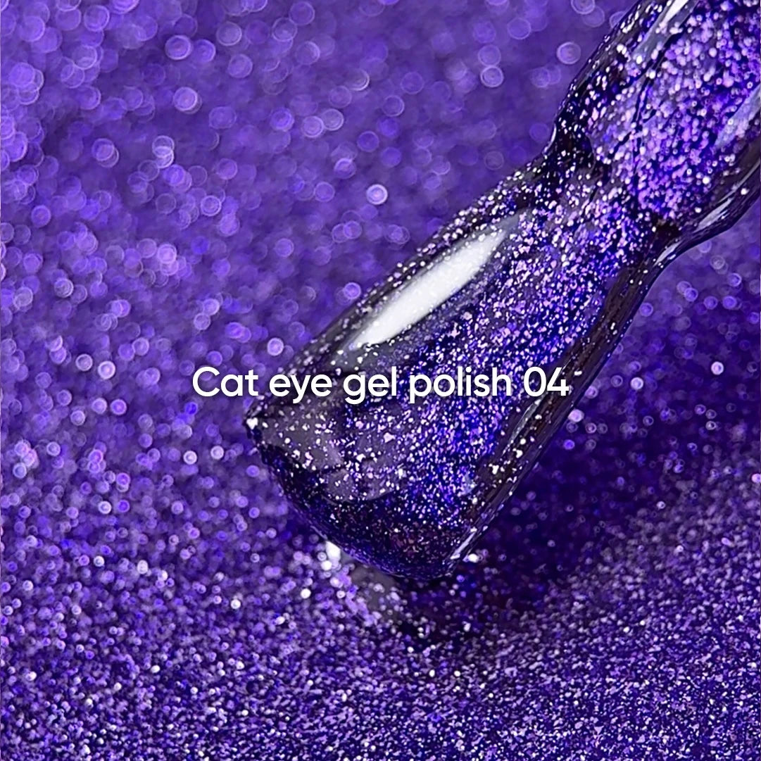 NAILSOFTHEDAY Gel Polish Cat Eye 04 — smalto semipermanente viola scuro effetto occhio di gatto con micro particelle metalliche e un delicato effetto riflettente. Copertura completa in una sola passata. 6 ml.