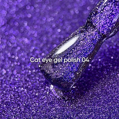 NAILSOFTHEDAY Gel Polish Cat Eye 04 — smalto semipermanente viola scuro effetto occhio di gatto con micro particelle metalliche e un delicato effetto riflettente. Copertura completa in una sola passata. 6 ml.