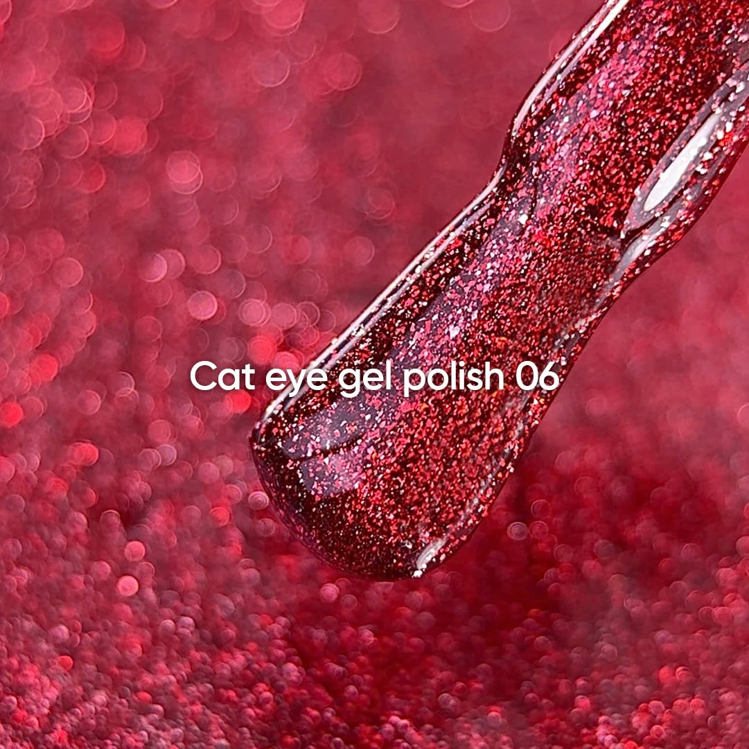NAILSOFTHEDAY Gel Polish Cat Eye 06 — smalto semipermanente rosso effetto occhio di gatto con micro particelle metalliche e un delicato effetto riflettente. Copertura completa in una sola passata. 6 ml.