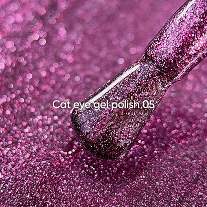 NAILSOFTHEDAY Gel Polish Cat Eye 05 — smalto semipermanente rosa scuro effetto occhio di gatto con micro particelle metalliche e un delicato effetto riflettente. Copertura completa in una sola passata. 6 ml.
