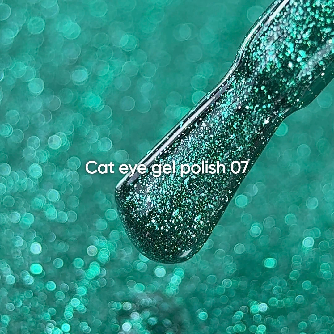 NAILSOFTHEDAY Gel Polish Cat Eye 07 — smalto semipermanente verde effetto occhio di gatto con micro particelle metalliche e un delicato effetto riflettente. Copertura completa in una sola passata. 6 ml.