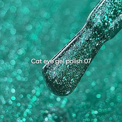 NAILSOFTHEDAY Gel Polish Cat Eye 07 — smalto semipermanente verde effetto occhio di gatto con micro particelle metalliche e un delicato effetto riflettente. Copertura completa in una sola passata. 6 ml.