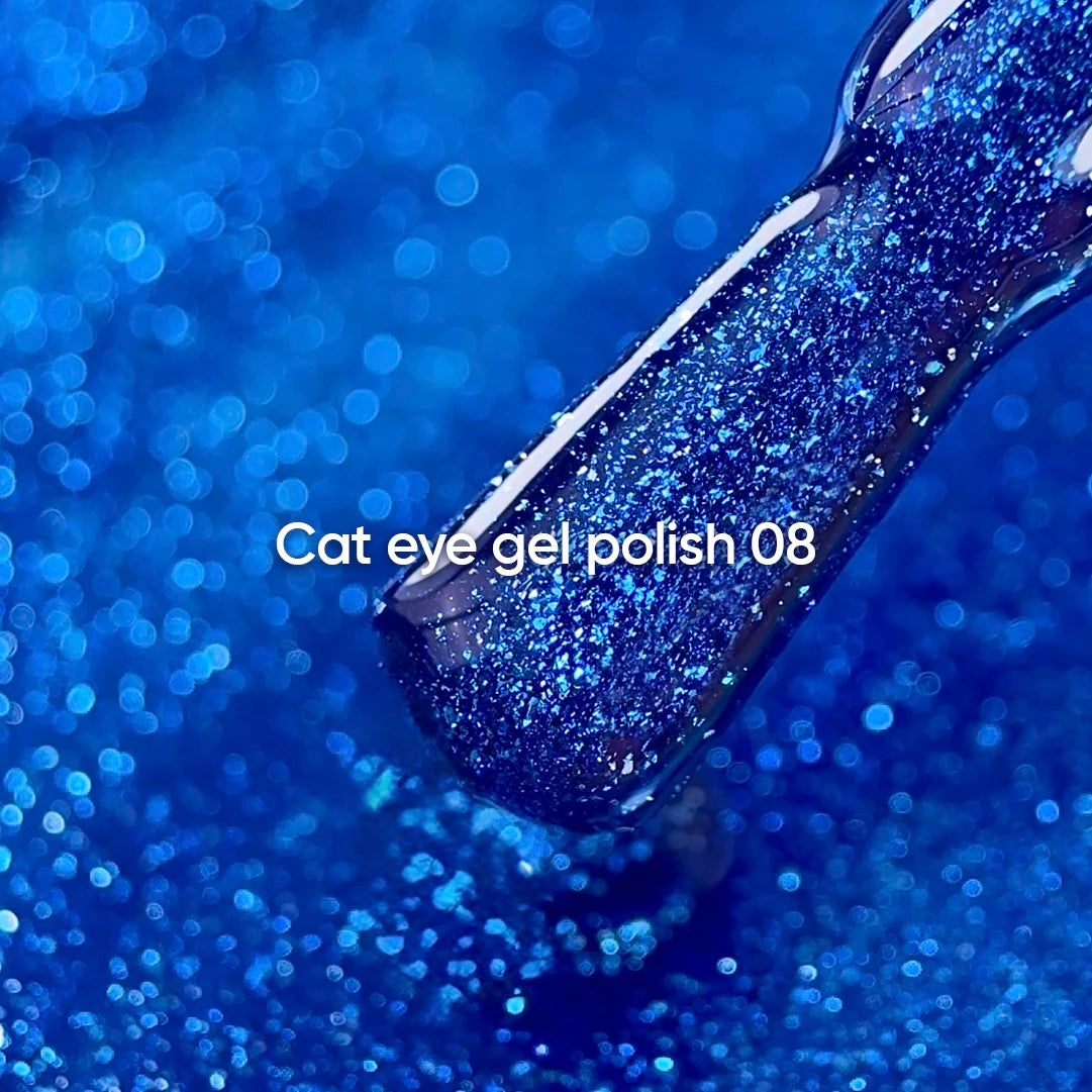 NAILSOFTHEDAY Gel Polish Cat Eye 08 — smalto semipermanente blu effetto occhio di gatto con micro particelle metalliche e un delicato effetto riflettente. Copertura completa in una sola passata. 6 ml.