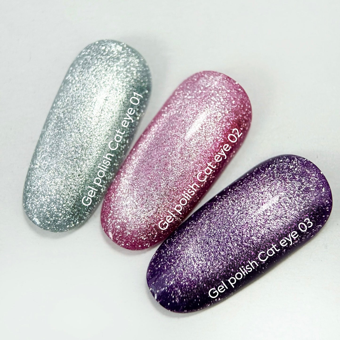 NAILSOFTHEDAY Gel Polish Cat Eye 03 — smalto semipermanente lilla effetto occhio di gatto con micro particelle metalliche e un delicato effetto riflettente. Copertura completa in una sola passata. 6 ml.