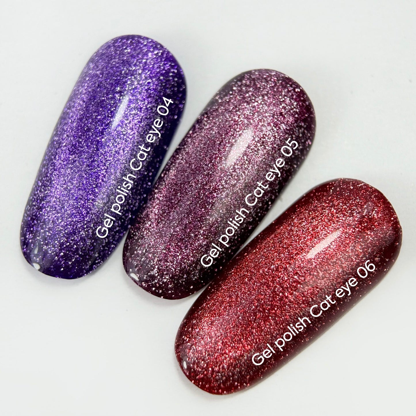 NAILSOFTHEDAY Gel Polish Cat Eye 04 — smalto semipermanente viola scuro effetto occhio di gatto con micro particelle metalliche e un delicato effetto riflettente. Copertura completa in una sola passata. 6 ml.