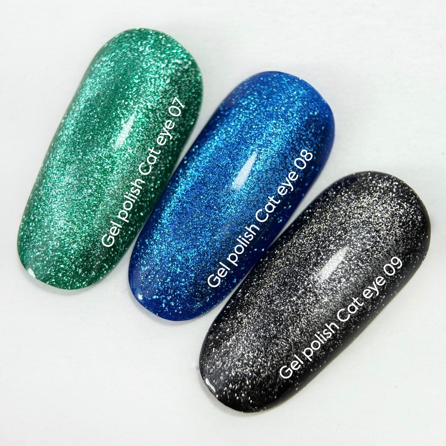 NAILSOFTHEDAY Gel Polish Cat Eye 08 — smalto semipermanente blu effetto occhio di gatto con micro particelle metalliche e un delicato effetto riflettente. Copertura completa in una sola passata. 6 ml.