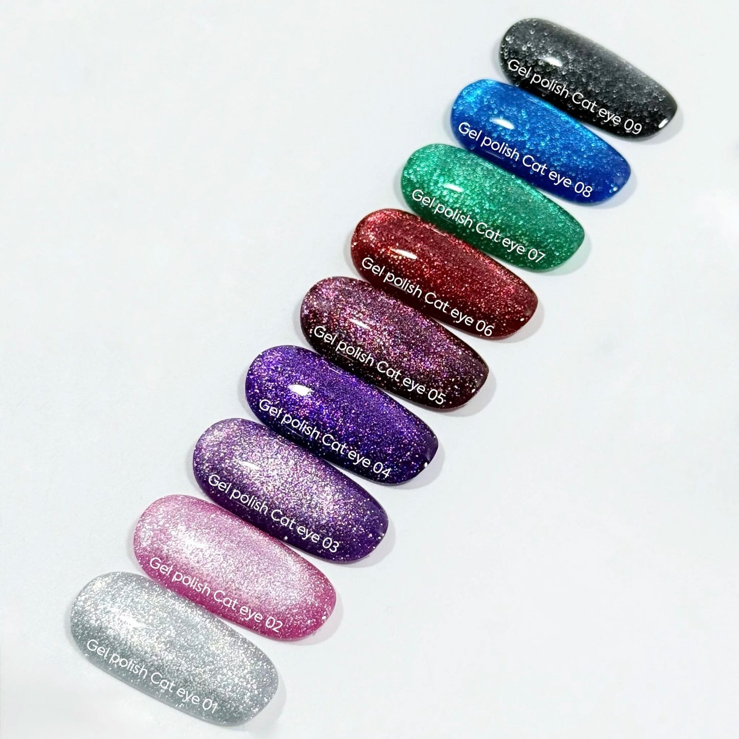 NAILSOFTHEDAY Gel Polish Cat Eye 01 — smalto semipermanente argento effetto occhio di gatto con micro particelle metalliche e un delicato effetto riflettente. Copertura completa in una sola passata. 6 ml.