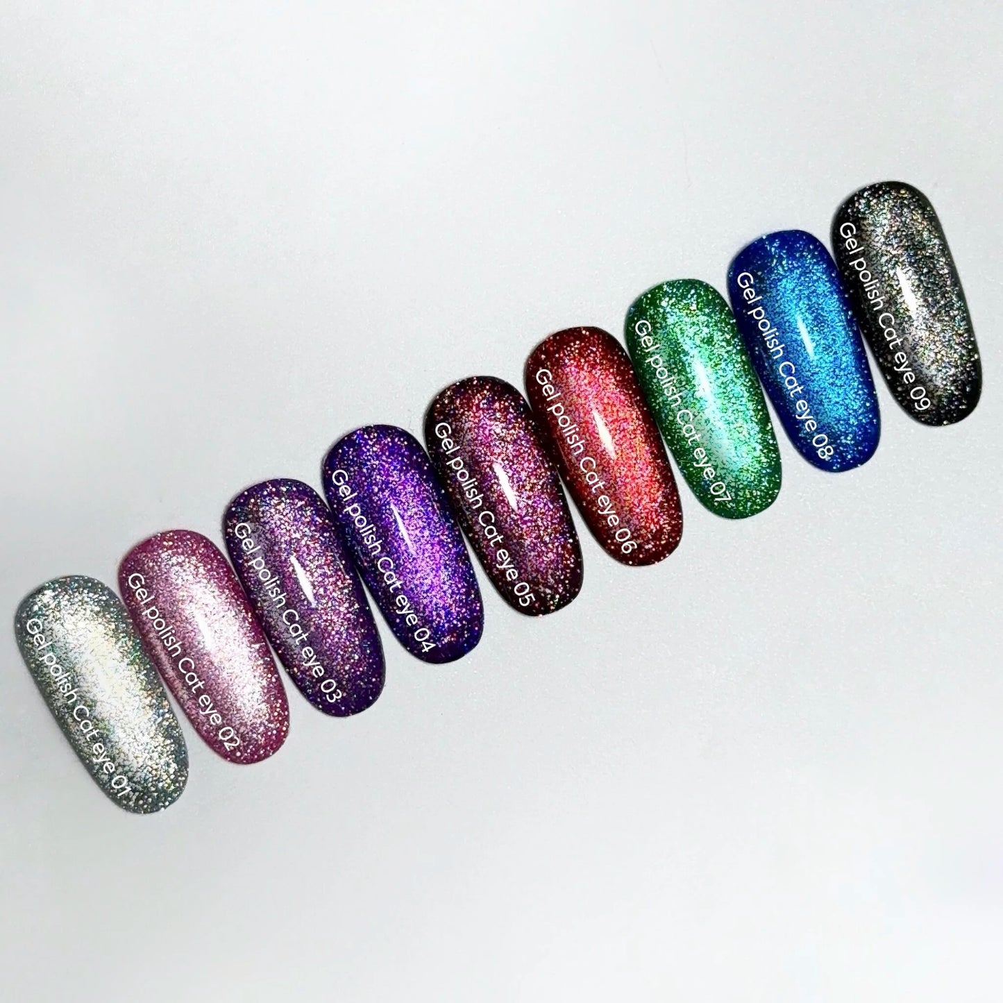 NAILSOFTHEDAY Gel Polish Cat Eye 04 — smalto semipermanente viola scuro effetto occhio di gatto con micro particelle metalliche e un delicato effetto riflettente. Copertura completa in una sola passata. 6 ml.