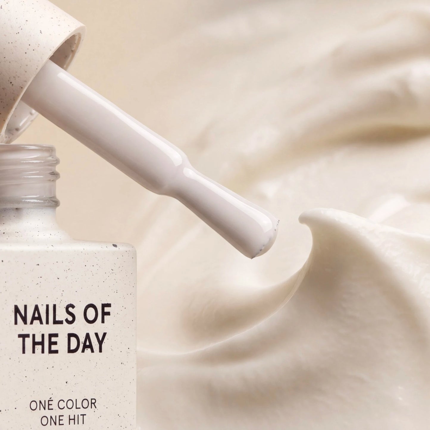 NAILSOFTHEDAY Gel Polish Sour Cream [Smetana] 007 – Luftiger creme-milchiger Gel-Nagellack, 10 ml