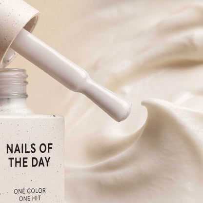 NAILSOFTHEDAY Gel Polish Sour Cream [Smetana] 007 – Luftiger creme-milchiger Gel-Nagellack, 10 ml