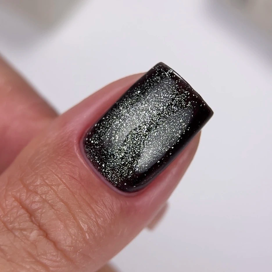 NAILSOFTHEDAY Gel Polish Cat Eye 09 — smalto semipermanente nero effetto occhio di gatto con micro particelle metalliche e un delicato effetto riflettente. Copertura completa in una sola passata. 6 ml.