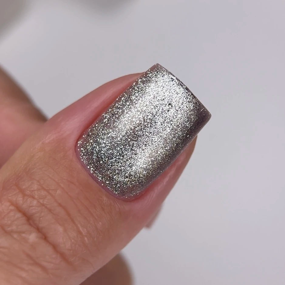 NAILSOFTHEDAY Gel Polish Cat Eye 01 — smalto semipermanente argento effetto occhio di gatto con micro particelle metalliche e un delicato effetto riflettente. Copertura completa in una sola passata. 6 ml.