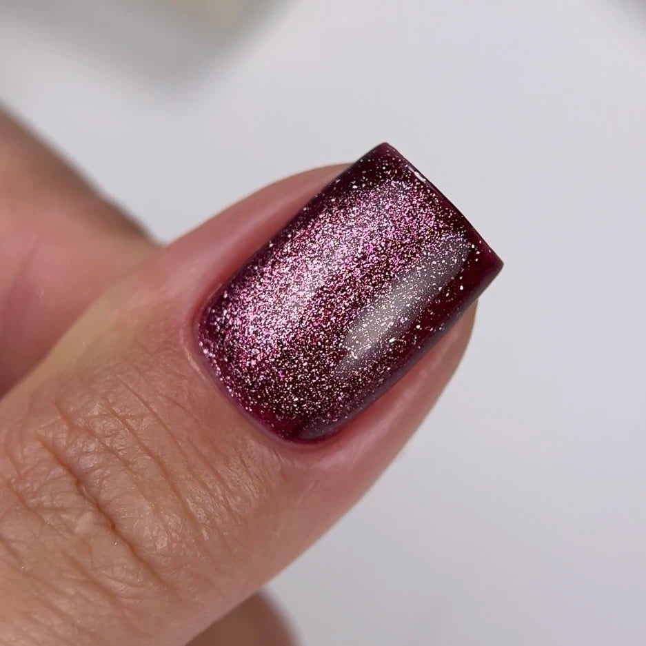 NAILSOFTHEDAY Gel Polish Cat Eye 05 — smalto semipermanente rosa scuro effetto occhio di gatto con micro particelle metalliche e un delicato effetto riflettente. Copertura completa in una sola passata. 6 ml.