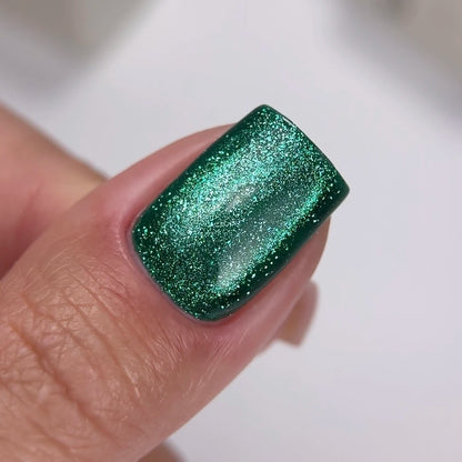 NAILSOFTHEDAY Gel Polish Cat Eye 07 — smalto semipermanente verde effetto occhio di gatto con micro particelle metalliche e un delicato effetto riflettente. Copertura completa in una sola passata. 6 ml.