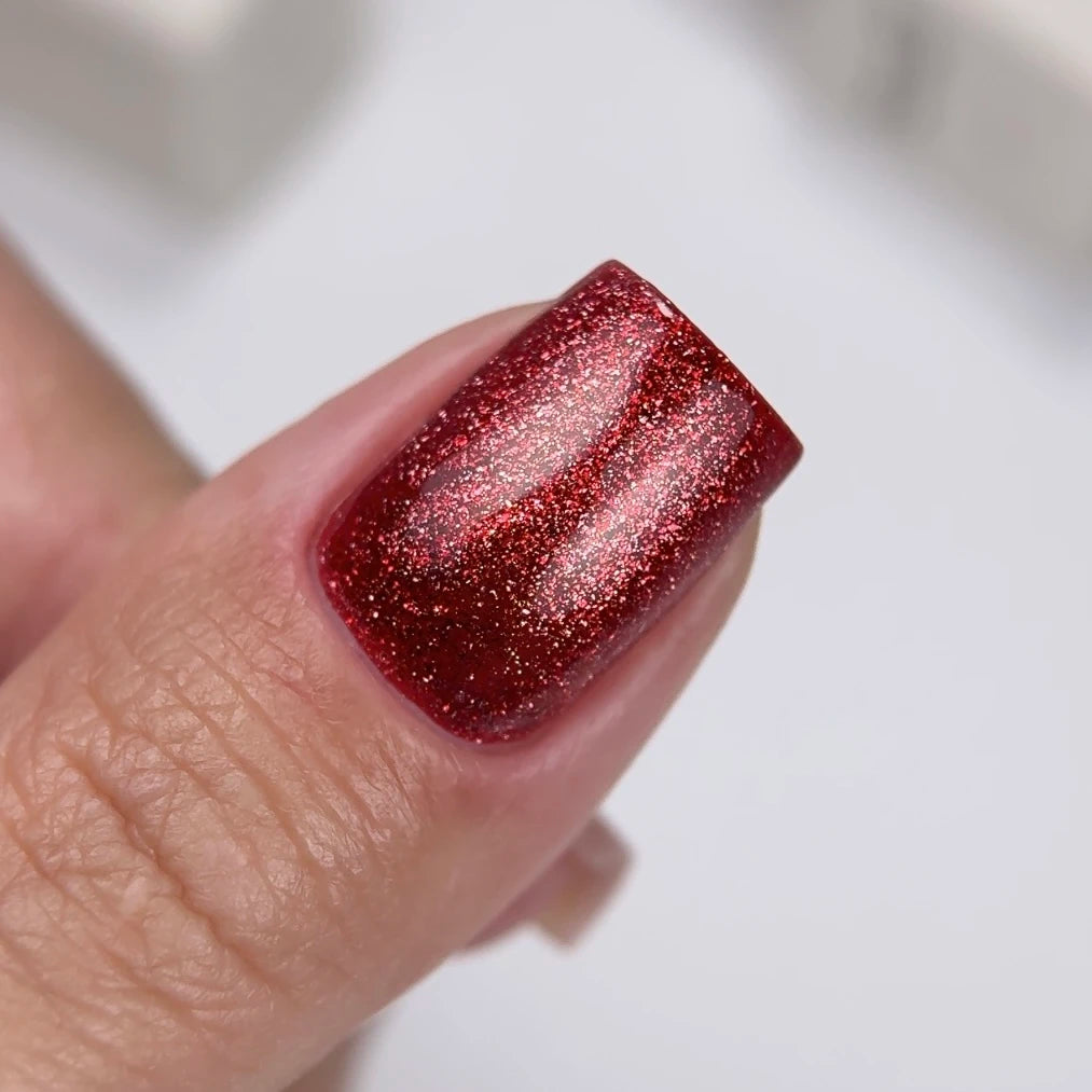 NAILSOFTHEDAY Gel Polish Cat Eye 06 — smalto semipermanente rosso effetto occhio di gatto con micro particelle metalliche e un delicato effetto riflettente. Copertura completa in una sola passata. 6 ml.
