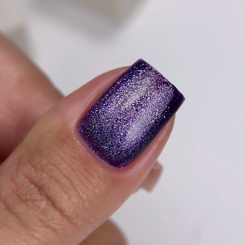 NAILSOFTHEDAY Gel Polish Cat Eye 04 — smalto semipermanente viola scuro effetto occhio di gatto con micro particelle metalliche e un delicato effetto riflettente. Copertura completa in una sola passata. 6 ml.