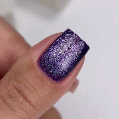 NAILSOFTHEDAY Gel Polish Cat Eye 04 — smalto semipermanente viola scuro effetto occhio di gatto con micro particelle metalliche e un delicato effetto riflettente. Copertura completa in una sola passata. 6 ml.