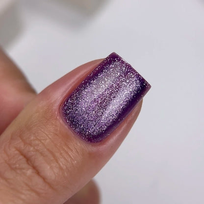 NAILSOFTHEDAY Gel Polish Cat Eye 03 — smalto semipermanente lilla effetto occhio di gatto con micro particelle metalliche e un delicato effetto riflettente. Copertura completa in una sola passata. 6 ml.