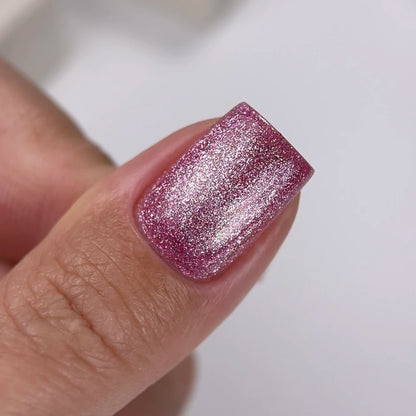 NAILSOFTHEDAY Gel Polish Cat Eye 02 — smalto semipermanente rosa effetto occhio di gatto con micro particelle metalliche e un delicato effetto riflettente. Copertura completa in una sola passata. 6 ml.