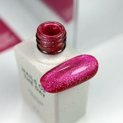 NAILSOFTHEDAY Colore del Mese Giugno 2025 Cherry Kiss — rosa intenso con effetto cat eye, copertura perfetta in una sola passata, 10 ml
