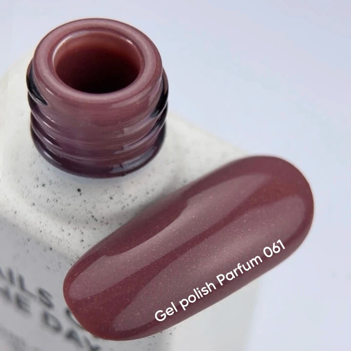 NAILSOFTHEDAY Gel Polish Parfum 061 — vernis semi-permanent dans une teinte poudrée foncée avec shimmer, couvrant en une seule couche, 10 ml