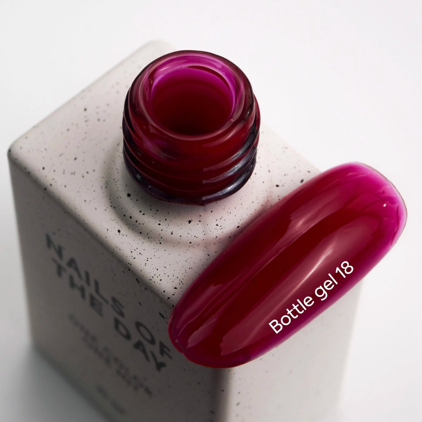 NAILSOFTHEDAY Bottle Gel 18 – gel ultrarresistente vermelho clássico, 10 ml.