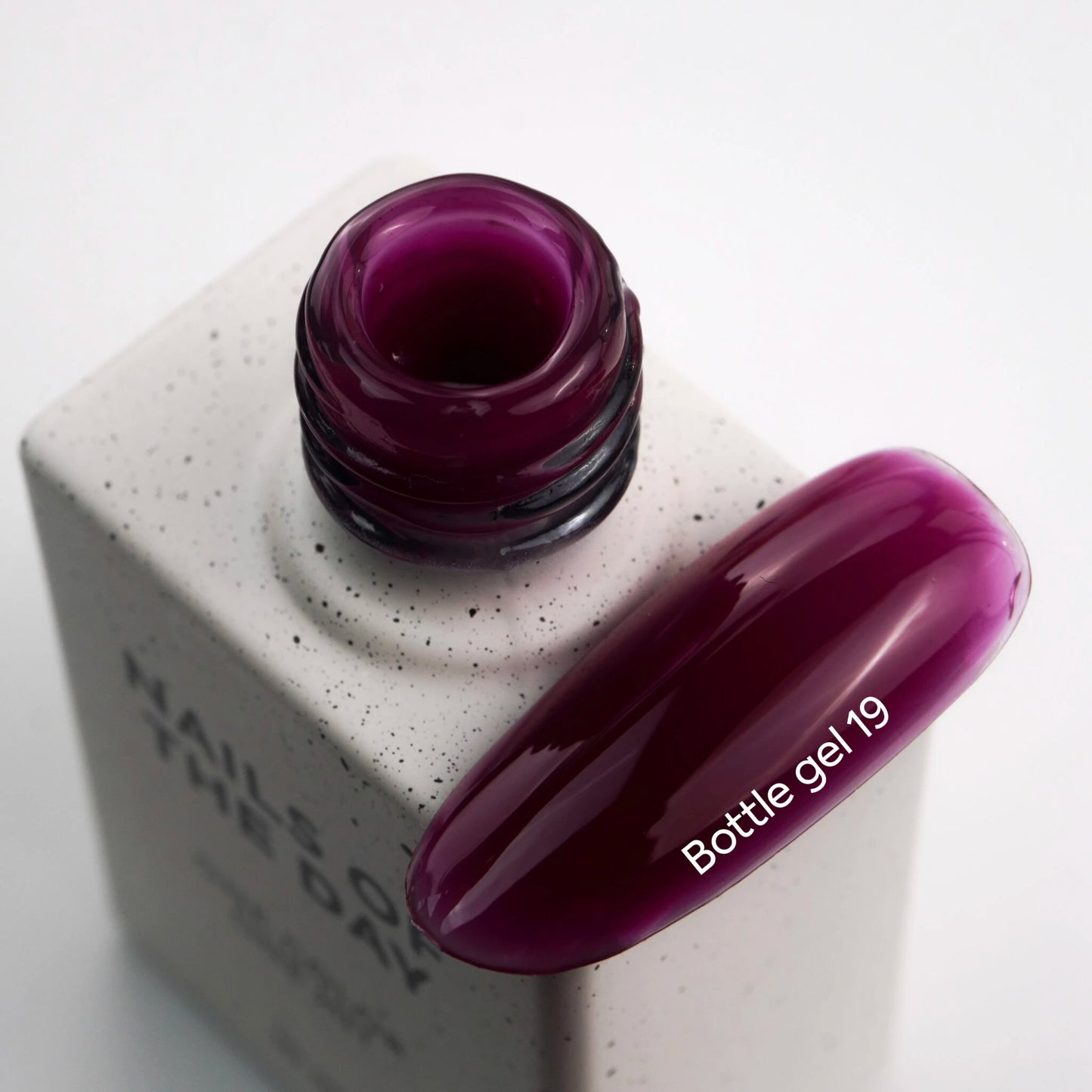 NAILSOFTHEDAY Bottle Gel 19 – gel ultra-resistente bordeaux, 10 ml.