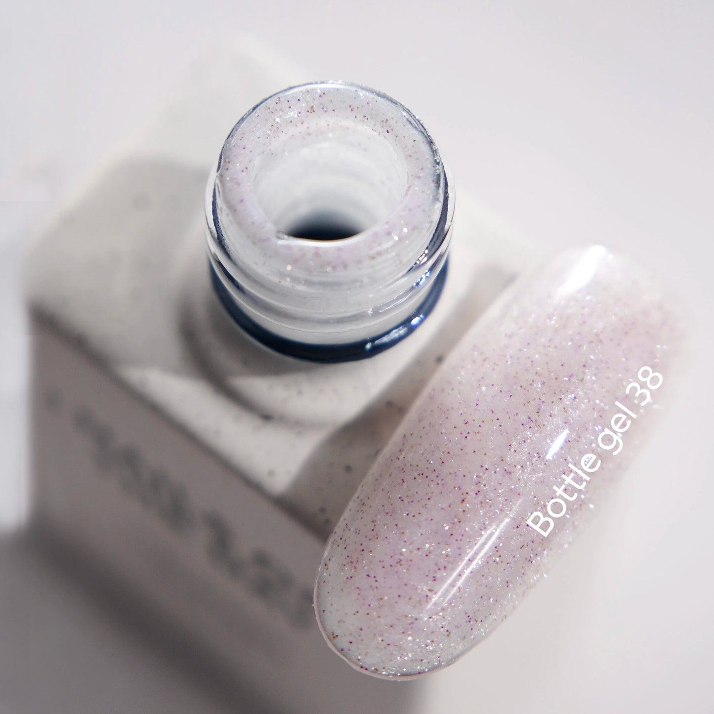 NAILSOFTHEDAY Bottle Gel 38 – gel ultraresistente rosado lechoso con efecto reflectante para el refuerzo de uñas, 10 ml