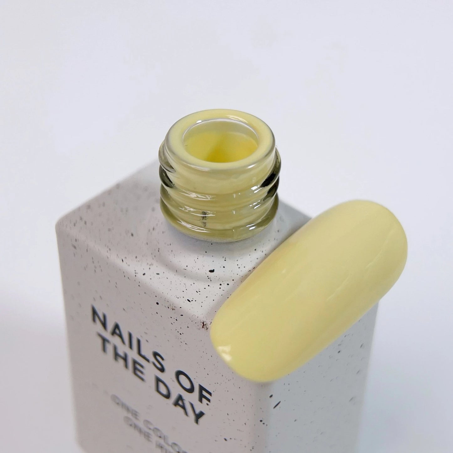 NAILSOFTHEDAY Cor do mês julho de 2025: Banana Cream — um tom amarelo banana cremoso e suave, cobre com apenas uma camada, 10 ml.