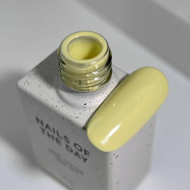 NAILSOFTHEDAY Cor do mês julho de 2025: Banana Cream — um tom amarelo banana cremoso e suave, cobre com apenas uma camada, 10 ml.