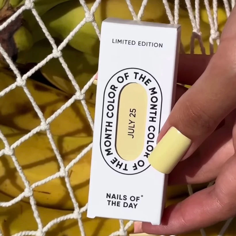NAILSOFTHEDAY Cor do mês julho de 2025: Banana Cream — um tom amarelo banana cremoso e suave, cobre com apenas uma camada, 10 ml.