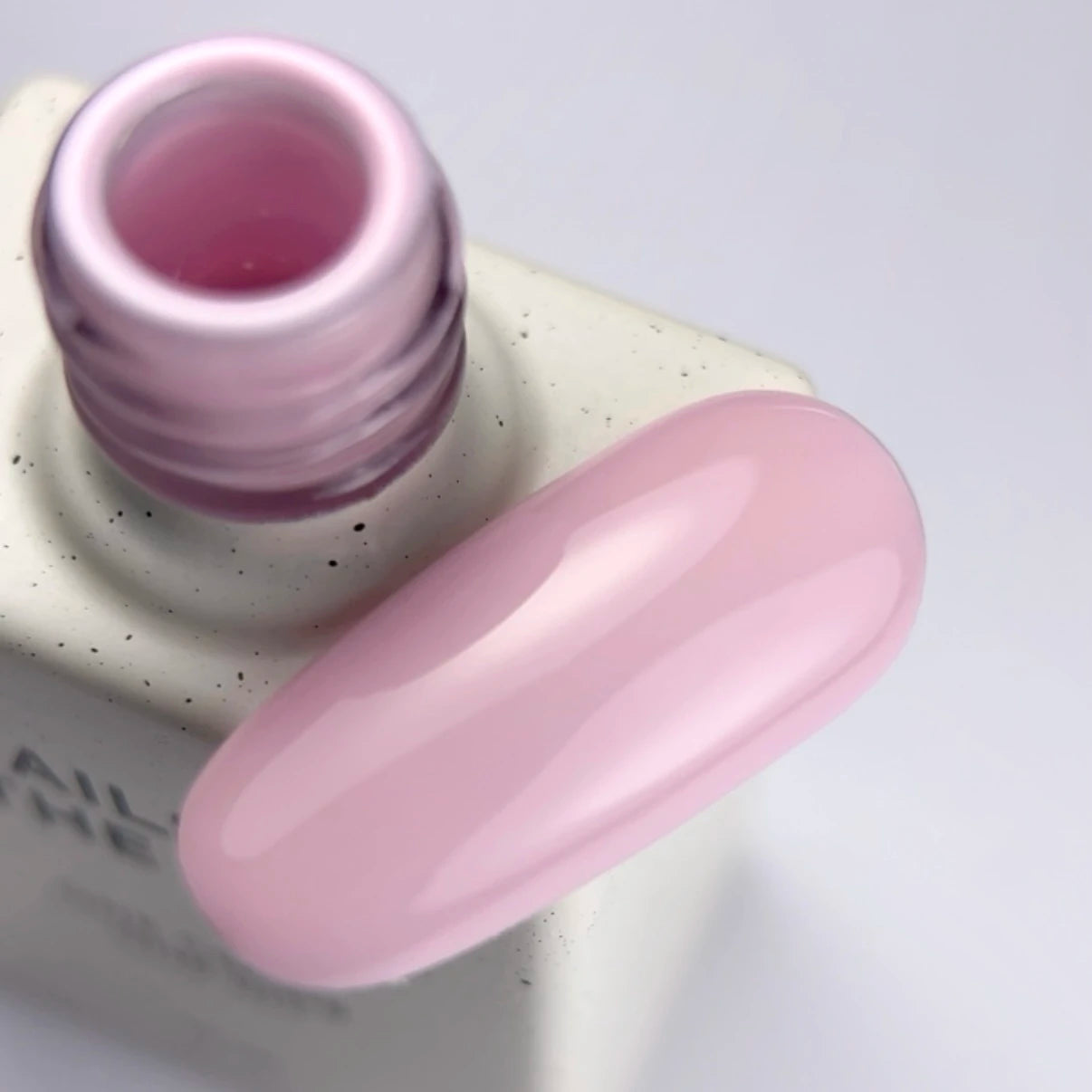 NAILSOFTHEDAY Color del Mes Febrero 2026 Blush —
tono rosa pastel, cobertura completa en una sola capa, 10 ml