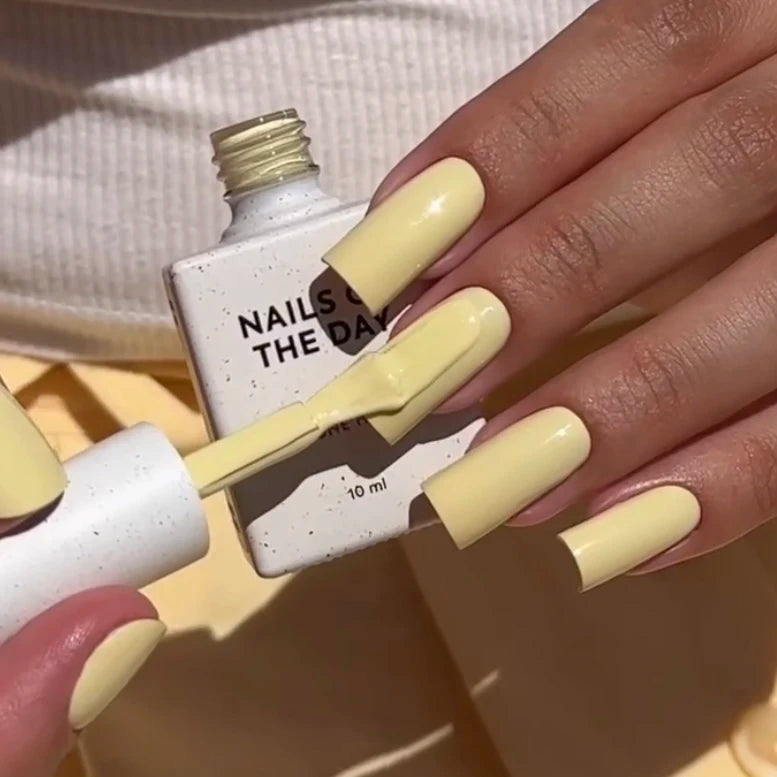 NAILSOFTHEDAY Cor do mês julho de 2025: Banana Cream — um tom amarelo banana cremoso e suave, cobre com apenas uma camada, 10 ml.