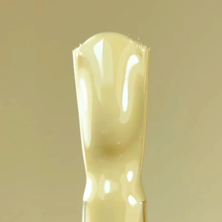 NAILSOFTHEDAY Cor do mês julho de 2025: Banana Cream — um tom amarelo banana cremoso e suave, cobre com apenas uma camada, 10 ml.