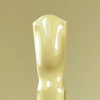 NAILSOFTHEDAY Cor do mês julho de 2025: Banana Cream — um tom amarelo banana cremoso e suave, cobre com apenas uma camada, 10 ml.