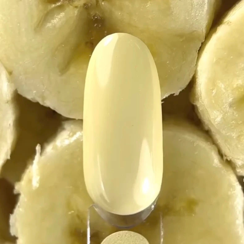 NAILSOFTHEDAY Cor do mês julho de 2025: Banana Cream — um tom amarelo banana cremoso e suave, cobre com apenas uma camada, 10 ml.