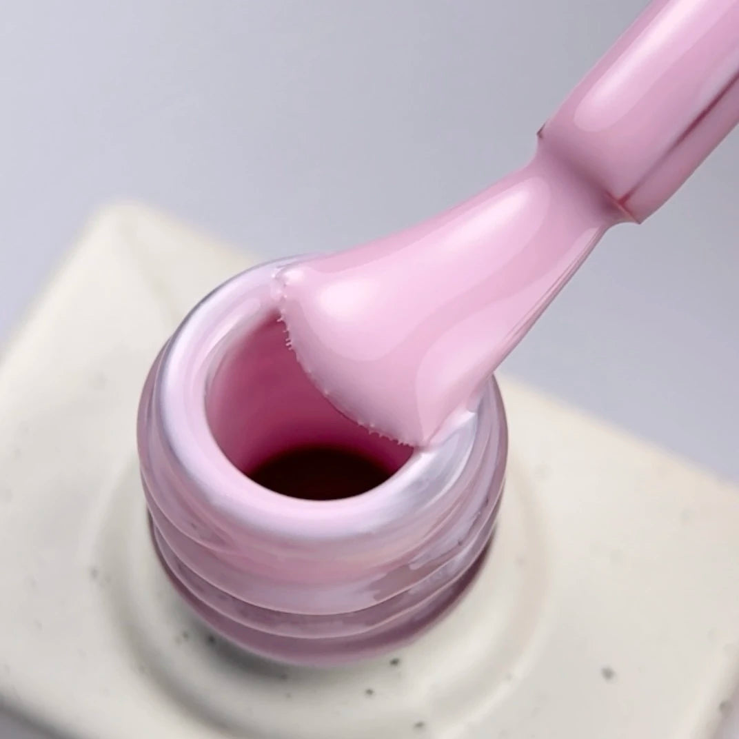 NAILSOFTHEDAY Color del Mes Febrero 2026 Blush —
tono rosa pastel, cobertura completa en una sola capa, 10 ml