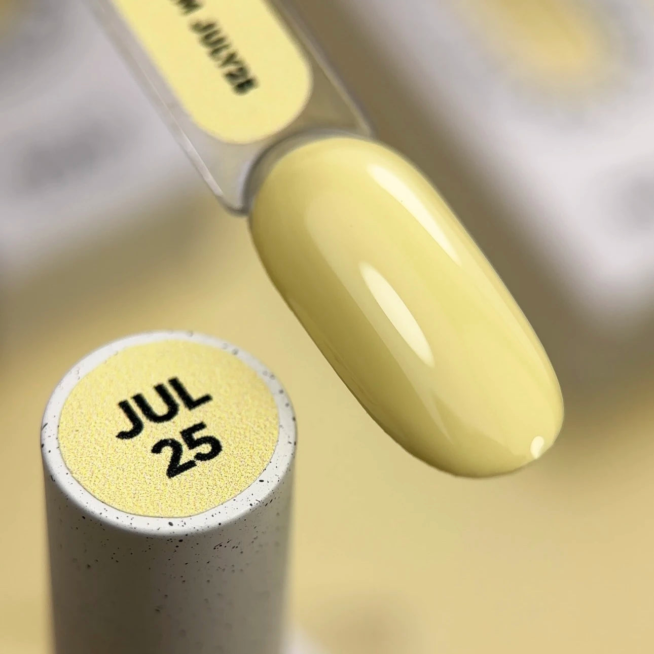 NAILSOFTHEDAY Cor do mês julho de 2025: Banana Cream — um tom amarelo banana cremoso e suave, cobre com apenas uma camada, 10 ml.