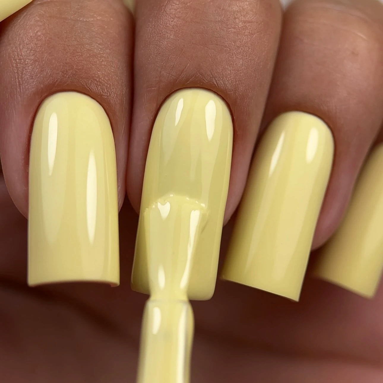 NAILSOFTHEDAY Cor do mês julho de 2025: Banana Cream — um tom amarelo banana cremoso e suave, cobre com apenas uma camada, 10 ml.