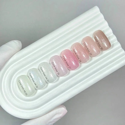 Nailsoftheday Cover Base NEW Formula Milk 07 — base camufladora lechosa y semitransparente con brillo dorado que aporta un reflejo cálido y dorado, 30 ml