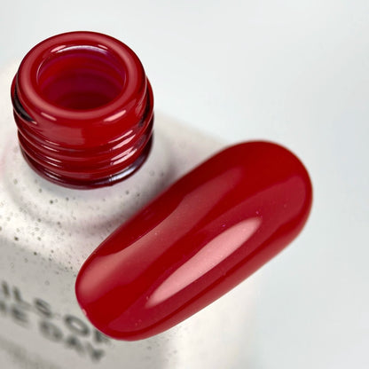 NAILSOFTHEDAY Color of the Month – August 2025
Kalyna – a deep viburnum red with fine pink shimmer. Full coverage in just one coat. 10 ml