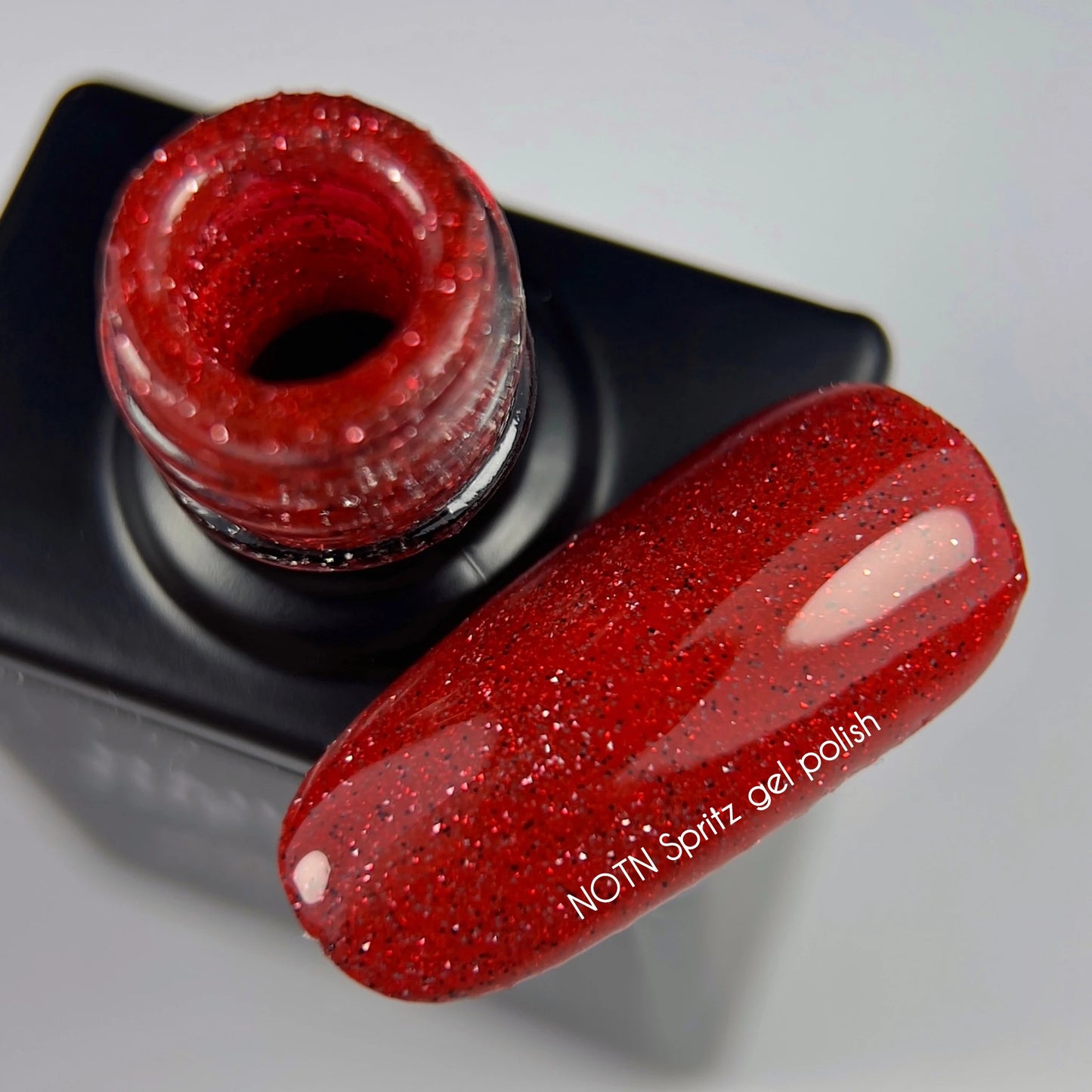 NAILSOFTHENIGHT Spritz gel polish — esmalte semipermanente reflectante  de color rojo brillante, 10 ml.