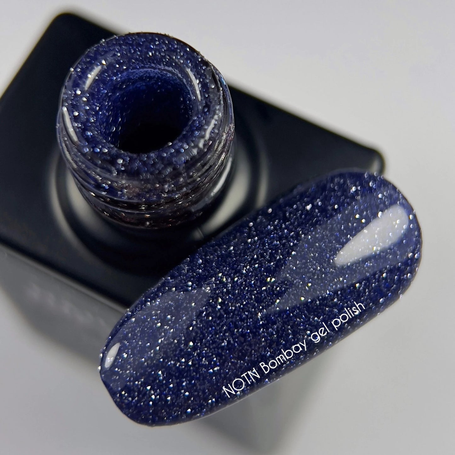 NAILSOFTHENIGHT Bombay gel polish — esmalte semipermanente reflectante  de color azul profundo, 10 ml.