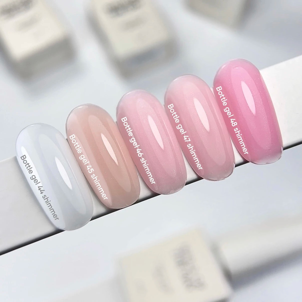 NAILSOFTHEDAY Bottle Gel 47 Shimmer — gel ultra-résistant rose laiteux avec shimmer rose pour le renforcement des ongles, 10 ml