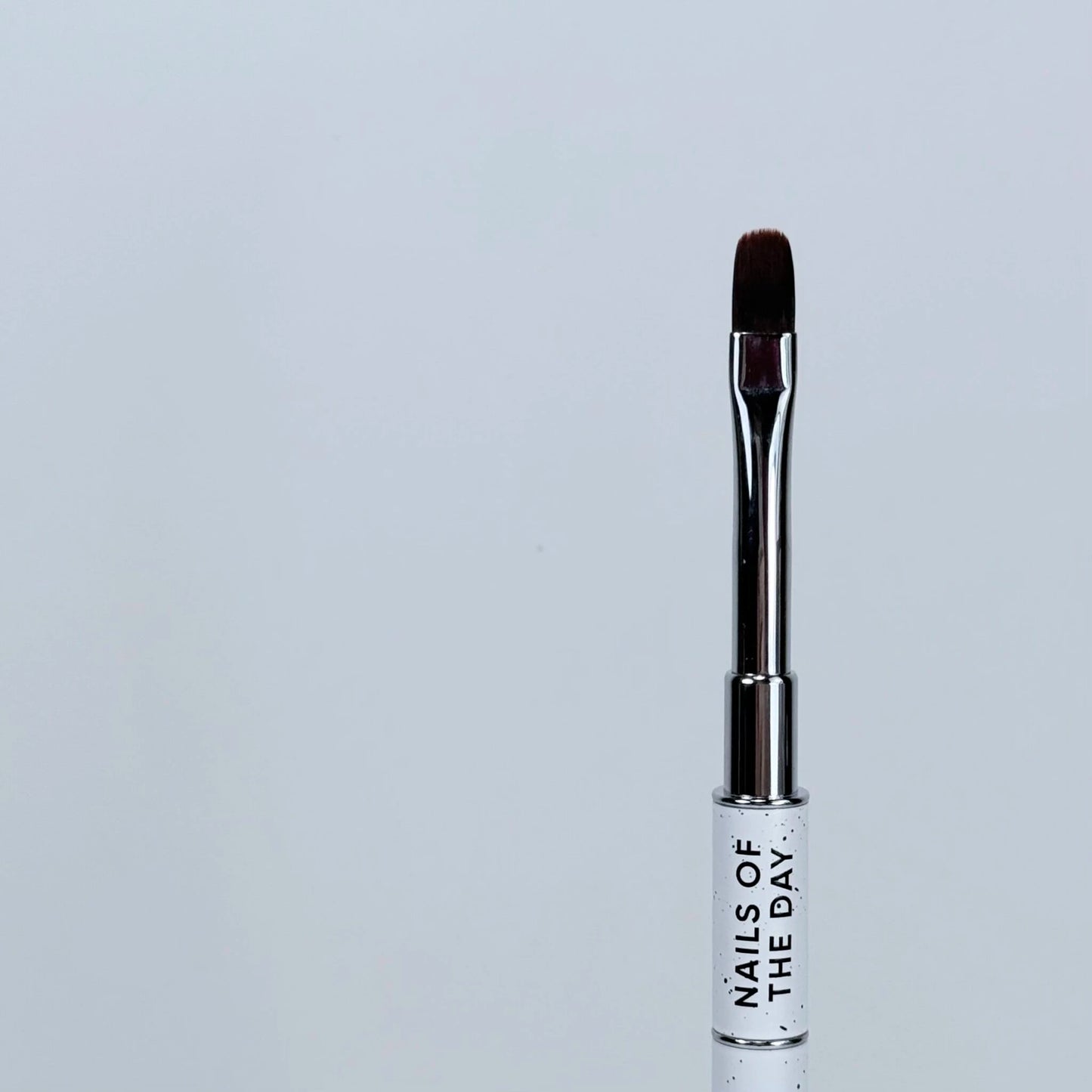 NAILSOFTHEDAY Professional Brush 2-in-1: Liner + Oval — a double-sided professional metal nail brush with caps, designed for both fine detailing and gel sculpting. Liner 11 mm + flat oval 11 mm.