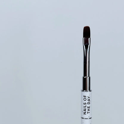 NAILSOFTHEDAY Professional Brush 2-in-1: Liner + Oval — a double-sided professional metal nail brush with caps, designed for both fine detailing and gel sculpting. Liner 11 mm + flat oval 11 mm.